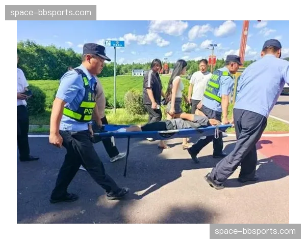 突发伤病：雷恩中场圣马里亚无对抗情况下倒地，被担架抬离场地