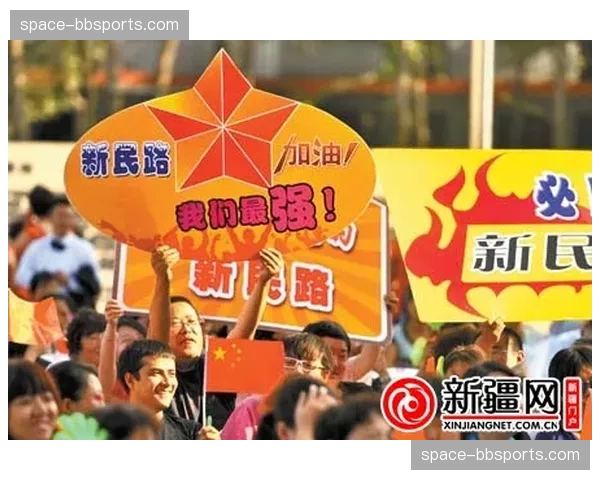镜头聚焦：看台上，雷恩小球迷高举“杜埃，请留下”的标语牌